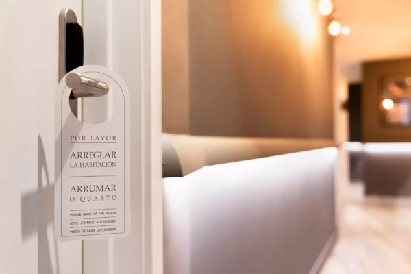 Pancarte de porte suspendue demandant à nettoyer la chambre dans une suite d'un resort spa boutique au Schwarzwald.